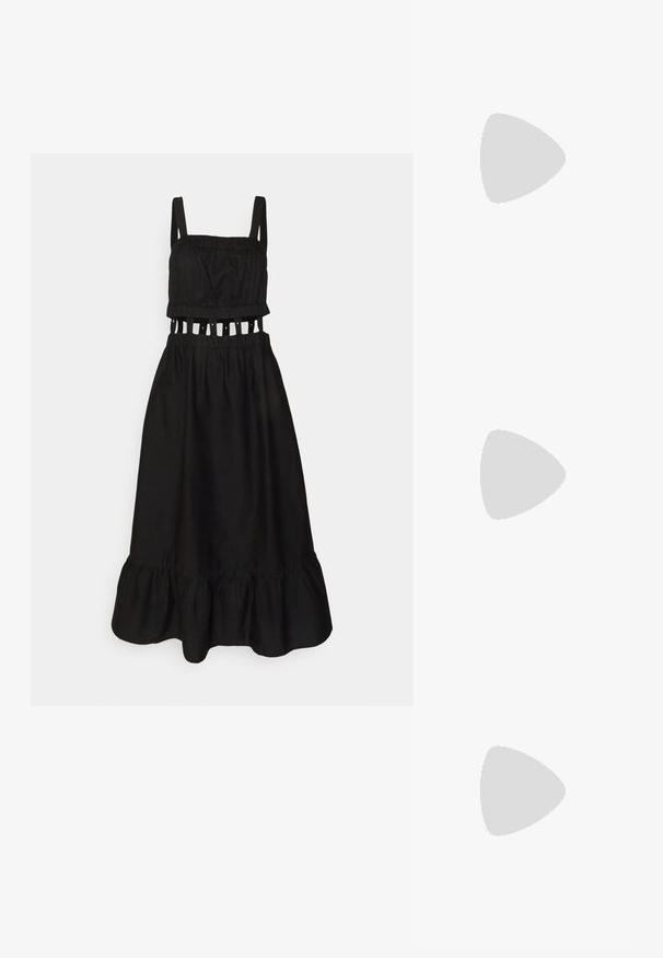 Object Petite OBJRAMILLA DRESS - Hverdagskjole - black; Sorte platform sandaler med quiltede stropper, åben tå og justerbar ankelrem. Tekstureret gummisål med zigzag mønster for godt greb.; Sorte katteøje solbriller med mørkegrå linser, slankt plastisk stel, spidse hjørner og lige stænger. Ingen synlig hardware eller dekorationer.; Sølv kædeøreringe med forlænget design, der har en delikat kæde og lige, tynde pendanter i enderne. Glat tekstur.