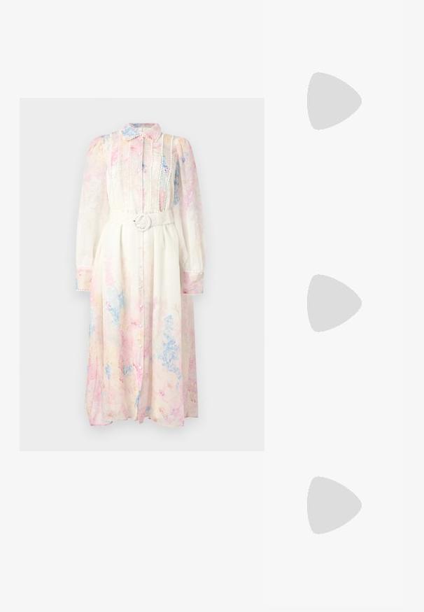 Lange crèmekleurige jurk met pastelroze en blauwe bloemenprint, knoopsluiting vooraan, lange mouwen, kanten rand en een bijpassende riem met ronde gesp.; Bordeaux patenten leren slingback pump met spitse neus, mid-height kittenhak en zilveren gesp op witte achtergrond.; Zwarte gestructureerde leren handtas met bovenhandvat, afneembare schouderriem en een ronde gouden sluiting op de voorklep.; Perzikkleurige hoofdband met gouden bloemversieringen en een gestructureerde basis. Het ontwerp is fijn, waardoor het een lichtgewicht accessoireoptie is.