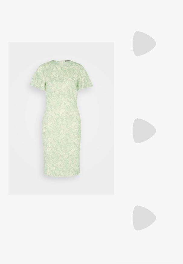 Anna Field by Zalando Φόρεμα από ζέρσεϊ - green/light green; Λευκό μονό ανοιχτό παπούτσι mule με τακούνι μπλοκ, που στέκεται σε γκρι άσφαλτο μπροστά σε φόν από πλακιδιωμένο τοίχο.; Πληρωμένη πράσινη τσάντα ώμου με μαλακή υφή, ορθογώνιο σχήμα, μονή ιμάντα και χρυσή φερμουάρ κλείσιμο. Διαθέτει ραμμένο σχέδιο.; Ασημένια σκουλαρίκια σε σχέδιο στροβιλιστού κρίκου, με υφή στην επιφάνεια και ραβδωτές λεπτομέρειες, ασφαλισμένα με κούμπωμα κοντάρι.