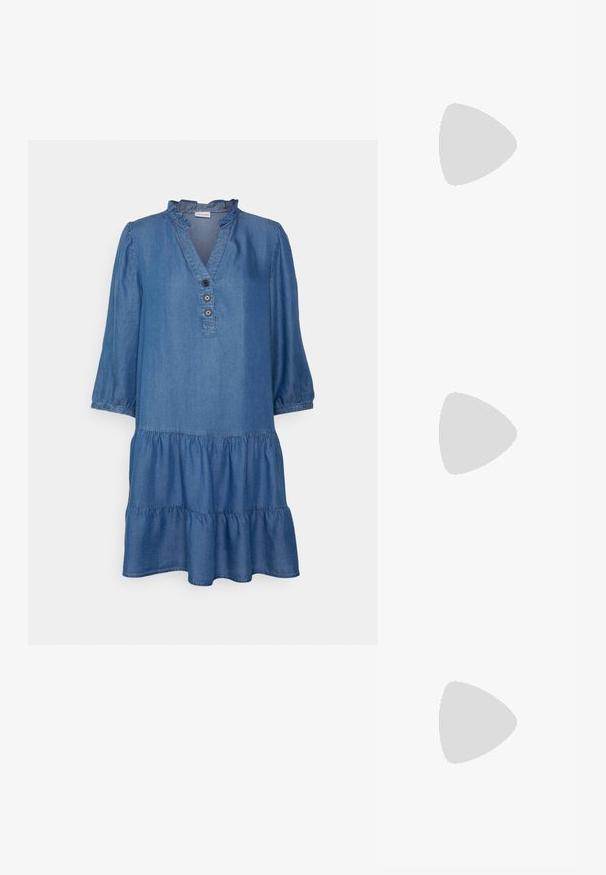 Vestido de mezclilla con escote con volantes, mangas tres cuartos, botonera y dobladillo en capas en un tono azul medio. Textura suave.; Sandalia de goma marrón con suela texturizada y tiras finas que presentan un pequeño detalle metálico decorativo en el lateral.; Bolso tote de ante marrón con mangos dobles y una correa de hombro desmontable. Presenta un diseño simple y dos costuras verticales en la parte delantera.; Anillo en tono dorado que presenta dos bandas entrelazadas; la parte superior es pulida y reflectante, mientras que la parte inferior tiene un acabado mate.