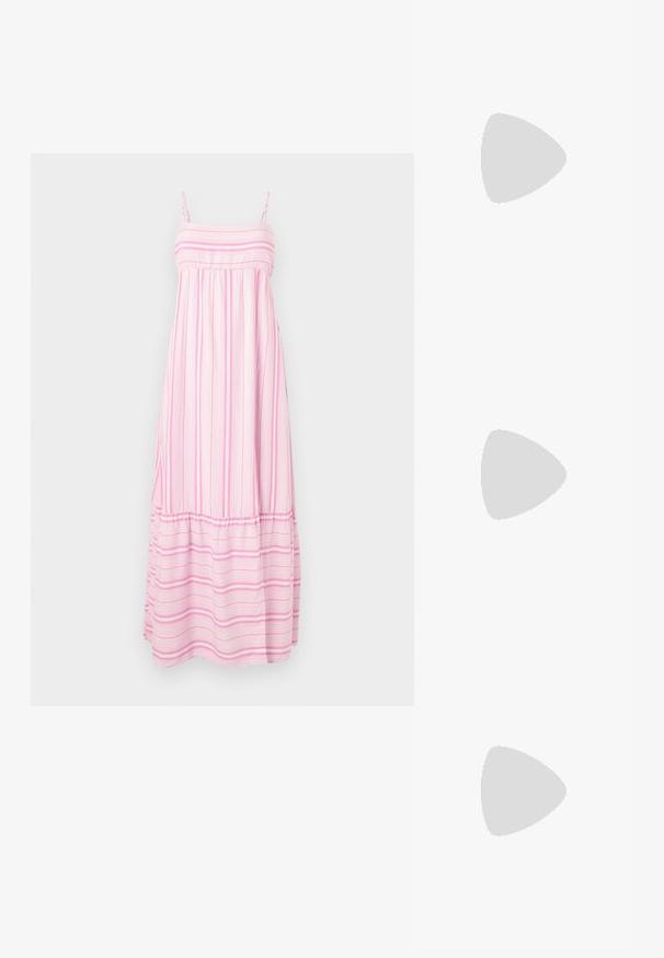 Hollister Co. BABYDOLL MAXI - Maxi šaty - light pink/white; Biele wedges sandále s tkanou espadrilovou podrážkou, s hladkým horným popruhom a jemným kovovým detailom na päte. Viditeľné šedé prúžkované nohavice.; Malá čierna lesklá kabelka s dvoma dlhými rúčkami a bočnými šnúrkovými detailmi na jednoduchom svetlom pozadí.; Pár lesklých, nepravidelne tvarovaných zlatých kovových náušníc s pokrčeným, hladkým povrchom na jednoduchom svetlom pozadí.