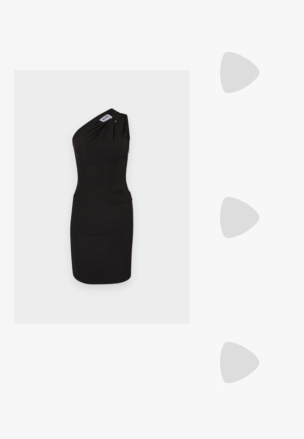 Robe noire à épaule unique en tissu extensible, avec des détails drapés, une silhouette ajustée et une fermeture éclair sur le côté.; Sandale noire à talons hauts avec des ornements en clous dorés et une boucle décorative en or, présentée au-dessus d'une surface extérieure carrelée avec des plantes en arrière-plan.; Sac à main Love Moschino en cuir noir souple avec poignée nouée et bandoulière chaîne dorée sur fond blanc.; Paire de boucles d'oreilles boule de Noël dorées brillantes avec fermoirs à crochet sur fond blanc uni.