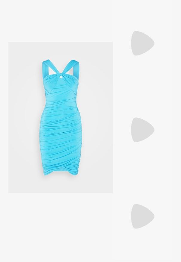 WAL G. RAGAN KNOT MINI - Jerseykjole - mediterranean blue; Sort læderslyngeflad sko med spids tå, der har to vandrette stropper og firkantede sølvspænder, lav hæl og glat tekstur.; Slanke sorte ovale solbriller med mørke linser og lige arme, hvilende på en hvid overflade.; Denim skuldertaske med fold-over design, lys blå farve, synlige sømme, justerbar rem og en sidelabel-detalje.