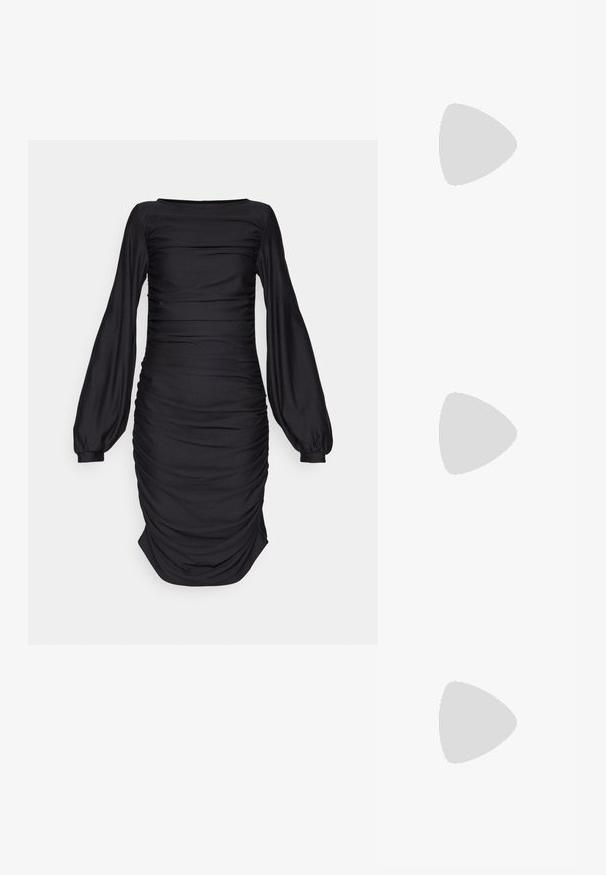 Gestuz RIFA DRESS - Jerseyjurk - black; Zwarte slingback schoen van lakleer met een spits toelopende neus, lage blokhak en zilverkleurige hardware aan de voorkant.; Zwarte zachte leren handtas met geplooide bovenkant en twee dikke handvatten die in knopen zijn gestrikt tegen een effen lichte achtergrond.; Zilveren dubbele ring met een gladde, gepolijste oppervlakte. Heeft een vloeiende, gebogen vorm met overlappende secties voor een moderne uitstraling.