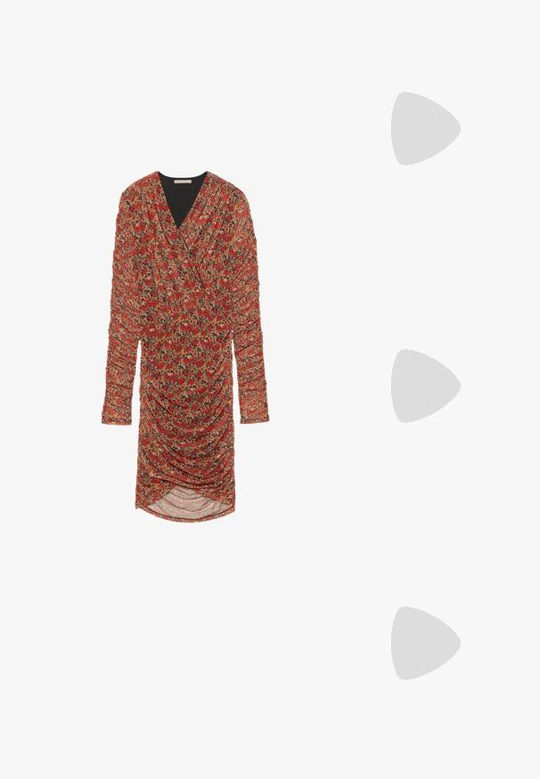 Anna Field by Zalando Šaty do práce - black/red/orange; Tmavohnedé kožené kovbojské čižmy po kolená so špicatými špičkami, dekoratívnym prešitím a šikmými blokovými podpätkami nosené osobou.; Priehľadné plastové okuliare s námestovými rámami a priehľadnými šošovkami, s kultivovanými zlatými akcentmi na spánkoch pre zvýraznenie detailov.; Pilgrim Náušnice - gold-coloured
