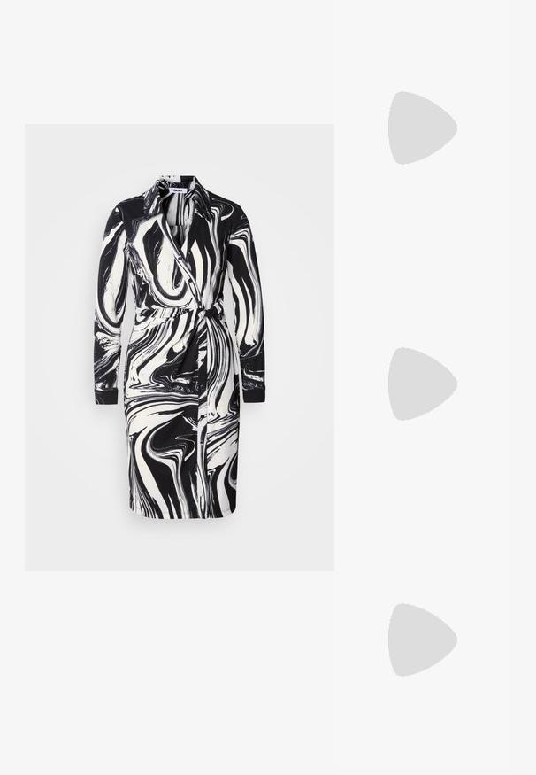 Schwarz-weiß marmoriertes Wickelkleid mit langen Ärmeln, einem Reverskragen, Taillengürtel und geknöpften Manschetten. Glatte Stoffstruktur.; Schwarze Sneaker aus Wildleder und lackiertem Leder, mit einer weißen Sohle, Schnürdesign und einem logobearbeiteten Zungenakzent.; Schwarze Baumwoll-Tasche mit doppelten Griffen, die auf der Vorderseite das weiße Text-Logo "KARL LAGERFELD PARIS" und "21 RUE ST-GUILLAUME" zeigt.; Gold- und Silber-Tropfenohrringe mit Klappverschluss, bestehend aus einer Goldstange, die mit einer Silberstange verbunden ist, auf der "DKNY" eingraviert ist, vor weißem Hintergrund.