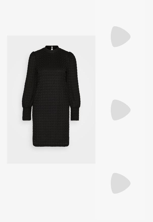 Schwarzes Kleid mit einem strukturierten Wabenmuster, hohem Kragen, langen Puffärmeln und einem Schlüssellochdetail hinten. Mittellanges Design.; Schwarze Rutsch-Sandale mit überkreuztem Riemendesign, flacher Sohle, matter Textur und minimalistischer Silhouette. Geeignet für Freizeitkleidung.; Schwarze Schultertasche aus strukturiertem Leder mit gewölbtem Reißverschluss oben und einem verstellbaren Riemen vor einfarbigem Hintergrund.; Goldenes rechteckiges Armbanduhr mit einem strukturierten hellgrünen Zifferblatt, zwei schwarzen Stundenmarkierungen, einem goldenen Metallarmband und einem minimalistischen Design.