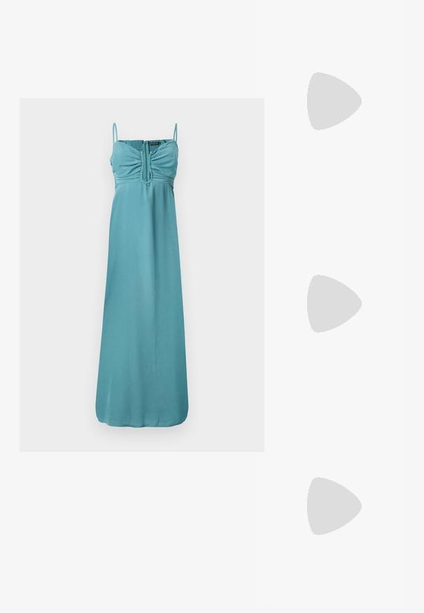 Mouwloze turquoise maxi-jurk met geplooide buste, ritsdetail aan de voorkant en dunne schouderbandjes, afgebeeld tegen een witte achtergrond.; Zilveren glitter balletschoenen met een ronde neus, elastische band en minimale hak. Structuur met een metallic glans en contrasterende rand.; Metalen zilveren clutch tas met een zachte, geplooide body en een dunne schouderriem. Kenmerkt zich door een gladde, glanzende textuur en afgeronde vorm.; Zilverkleurige metalen creolen oorbellen met een glad, licht gebogen oppervlak en sluitingen met haaksluiting op een effen witte achtergrond.