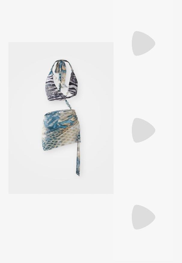 Top de bikini con diseño de cuello halter en un estampado de cebra blanco y negro, acompañado de una falda envolvente de patrón azul y beige.; Chancla beige con una amplia correa en los dedos y una suela gruesa y redondeada. Presenta un material superior suave y una plantilla en color marrón que contrasta.; Gafas de metal dorado con lentes ovalados, brazos delgados y almohadillas nasales transparentes. Presentan sutiles acentos en las bisagras y lentes transparentes.; Bolso de mano de imitación cuero blanco con una forma triangular estructurada, correa ajustable única y cierre con solapa acentuada en curva.