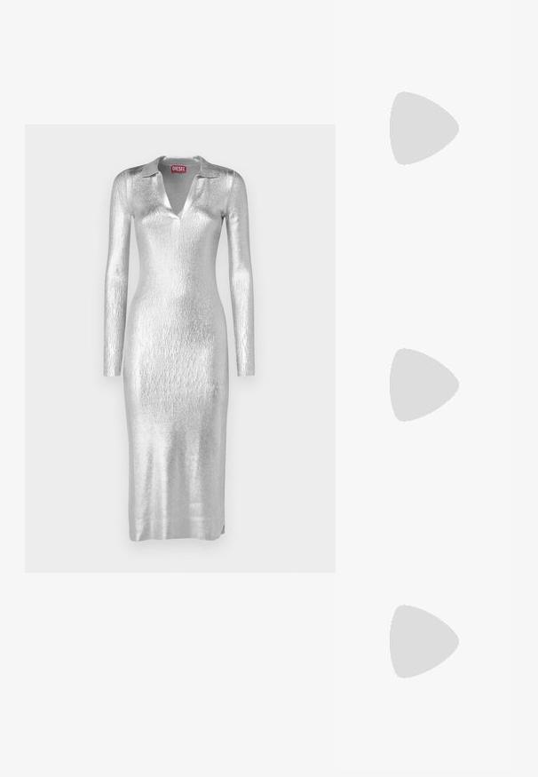 Sølvmetallic kjole med krave, lange ærmer og en tætsiddende silhuet. Stoffet har en struktureret, glitrende overflade.; Sølv slingback stiletto med spids tå, teksturelt metallic finish og en triangulær blokhæle. Indersiden har brune læderdetaljer.; Metallisk sølv clutch taske med en blød, samlet krop og en tynd skulderrem. Har en glat, skinnende overflade og rund form.; Klynge af seks uregelmæssigt formede, gennemsigtige og reflekterende glaslignende stykker arrangeret på en hvid baggrund.