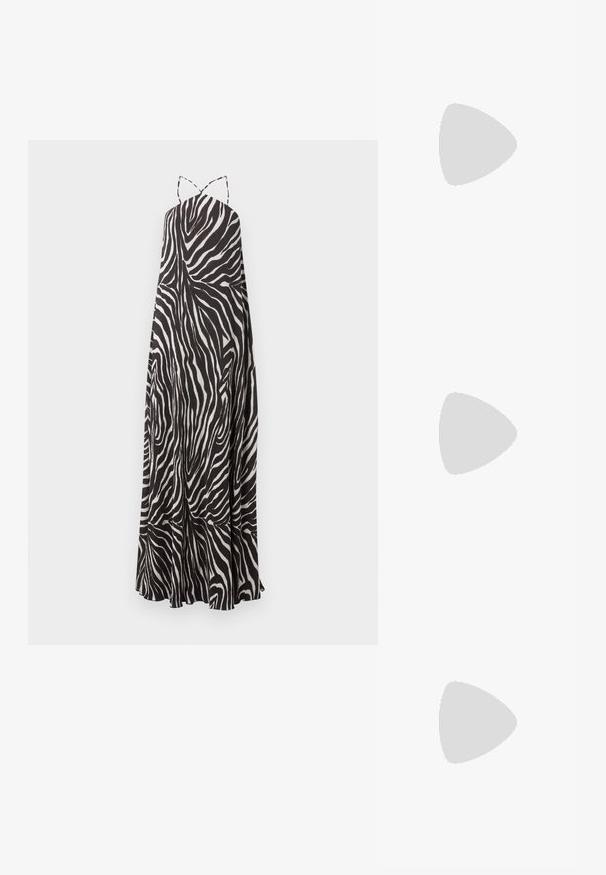 Robe longue sans manches imprimé zèbre noir et blanc, avec fines bretelles spaghetti et ourlet évasé.; Sandales noires plates avec des fines lanières et un anneau pour les orteils, comportant un accent doré sur le orteil. Fabriquées dans un matériau lisse et brillant.; Lunettes de soleil ovales noires avec des branches fines et des verres teintés rouges posées sur une surface blanche.; Sac à main en cuir tissé noir au design décontracté, avec une sangle nouée et une petite clou doré décoratif en haut.