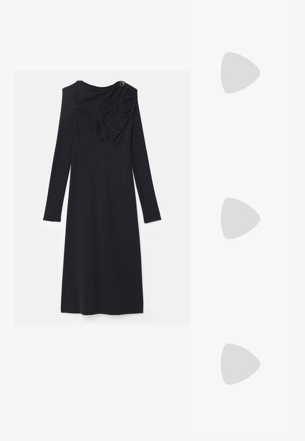 Vaillant LONG DRESS WITH ASYMMETRICAL CUT OUT - Cocktailjurk - noir; Bata Laarzen met sleehak - nero; Weekend Max Mara CUBICO - Clutch - schwarz; Set zilverkleurige oorringen met een gestructureerd, licht oneffen, afgerond ontwerp en dunne draadsluitingen.