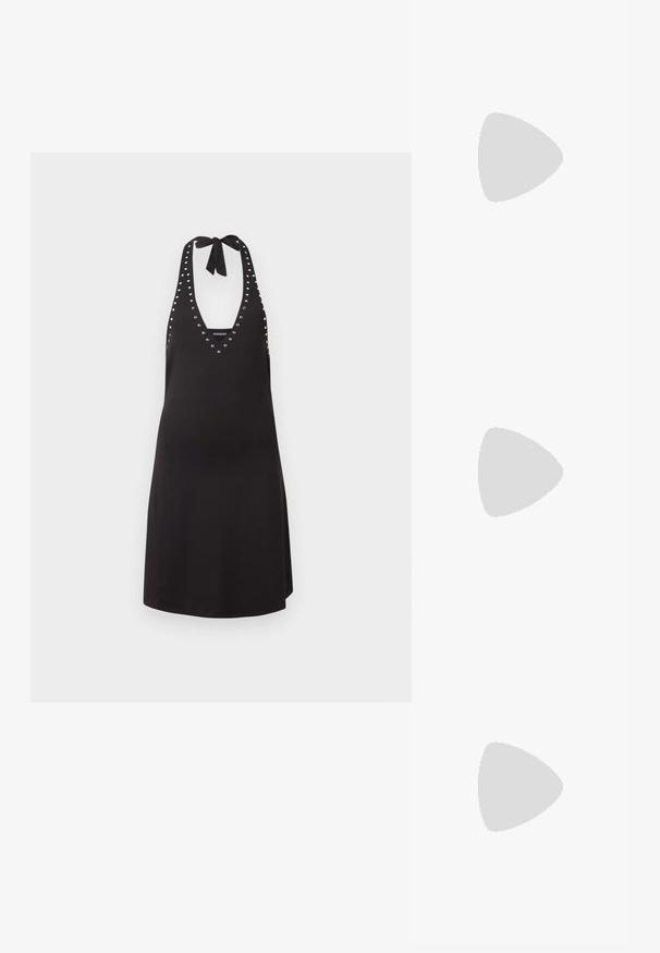 Schwarzes Neckholderkleid mit silbernem Ösenbesatz entlang des Halsausschnitts und an den Seiten, mit einer Schleife am Hals gebunden.; Schwarze kniehoge Stiefel aus glattem Kunstleder mit einer robusten Sohle, seitlichem Reißverschluss und einem runden Zehendesign.; Runde, braun getönte Sonnenbrillen mit einem glänzenden burgunderfarbenen Rahmen. Schlanke Bügel mit dezentem Branding. Flaches Linsendesign.; Texturierte beige Tasche mit runder Form, ausgefranstem Rand entlang der Kanten und einem kurzen Tragegriff. Mit einem Reißverschluss oben.