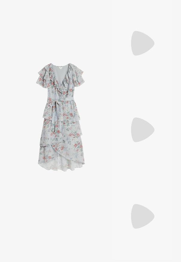 Hellblaues Blumenmuster-Kleid mit gestuften Rüschen, kurzen flatternden Ärmeln, V-Ausschnitt und gebundenem Taillengürtel.; Silberne Sandalen mit klaren Riemen und floralem Schmuck. Sie haben ein elegantes Design und eine glänzende Oberfläche, die sich für formelle Anlässe eignet.; Rechteckige metallisch goldene Clutch mit einem goldenen Kettenriemen und einem kleinen runden Verschluss oben.; Paar goldene Ohrringe mit geschwungenen Linien und klaren Steinen, jeweils mit einer runden weißen Perle am unteren Ende.