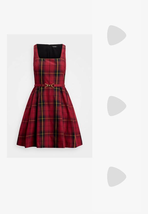 Rode geblokte jurk met een vierkante halslijn, mouwenloze ontwerp, en een uitlopende rok. Bevat een dunne riem met goudkleurige accenten op de taille.; Zwarte gepatineerde slingback hakken met een spitse neus, voorzien van een unieke geometrische blokhak en een gladde textuur. Verstelbare band voor ondersteuning.; Zwarte leren handtas met een gestructureerde afwerking. Voorzien van een gestructureerde vorm, korte handgreep, verstelbare band en een decoratieve gesp.; Witte parelketting met gelijkmatig gevormde, glanzende kralen, aan elkaar geregen in een vloeiende, gebogen patronen, die een glanzende textuur laten zien.
