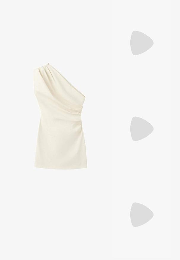 Haut crème à une épaule sans manches avec un détail plissé et une couture drapée sur la poitrine et la taille.; Mules en tissu marron à bout ouvert avec un design froncé, des fines brides croisées et un talon aiguille noir élancé. Texture lisse sur toute la surface.; Lunettes de soleil ovales écaille avec des verres teintés marron reposant sur une surface blanche.; Petit sac à main marron foncé couvert de rangées denses de perles avec une anse bouclée et un design frangé et texturé.