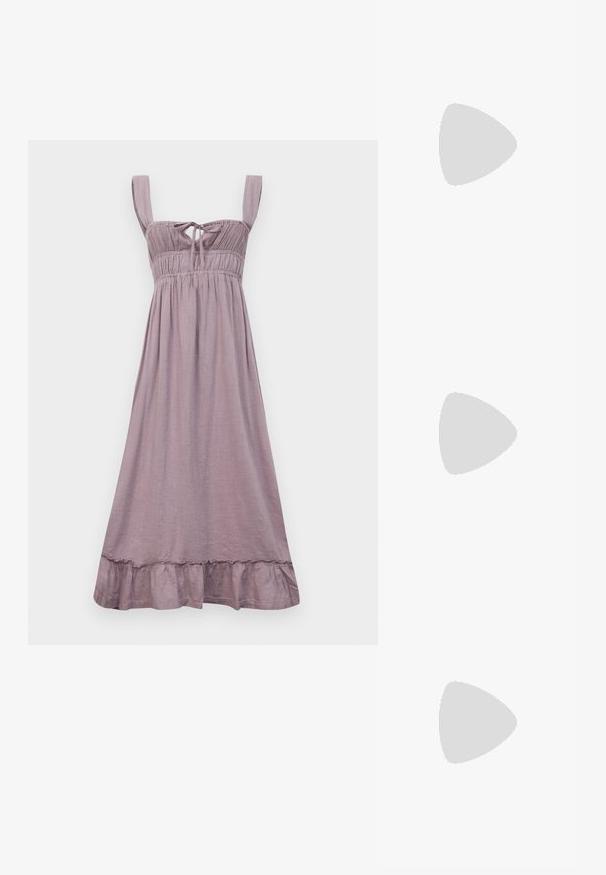 Lavendel mouwloze jurk met geplooide lijfje, verstelbaar strikje en gerimpelde zoom. Gemaakt van lichtgewicht stof met een gladde textuur.; Zwarte platte sandalen met een brede zool, dunne banden en een verstelbare strik bij de enkel. Zachte textuur met een minimalistisch ontwerp.; Zwarte gerimpelde handtas met een samengevoegde handvat, rustend op een gestructureerde stenen bol tegen een beige betonnen muur.; Zilveren oorbellen in de vorm van een ring met een gepolijste afwerking, met een cirkelvorm en een scharnierende postsluiting. Glad oppervlak met minimale details.