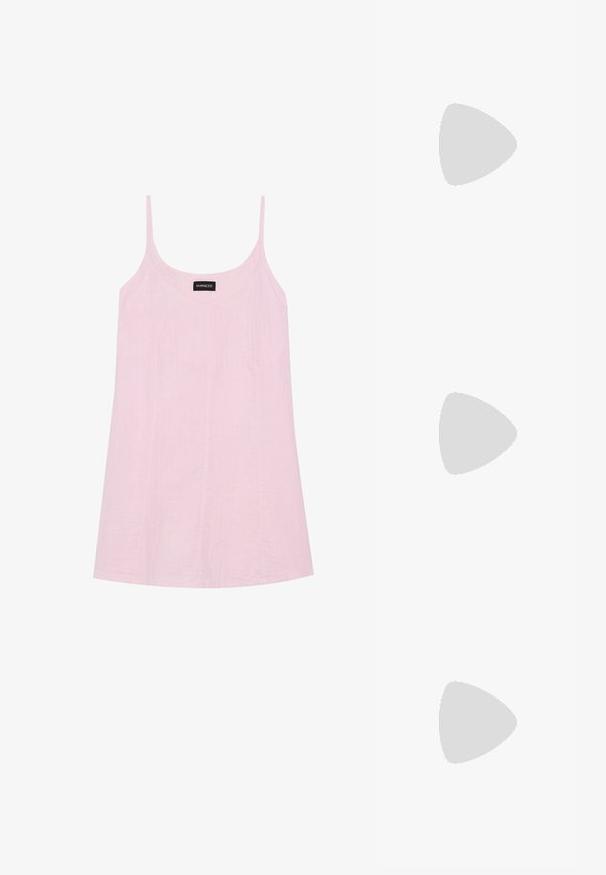 Top sin mangas de color rosa claro con tirantes finos, escote en V y una tela sutilmente texturizada. Presenta costuras verticales como detalle de diseño.; Chancla beige con una amplia correa en los dedos y una suela gruesa y redondeada. Presenta un material superior suave y una plantilla en color marrón que contrasta.; Gafas de sol transparentes rosas con lentes ovalados, tinte rojo oscuro y varillas delgadas, con un acabado suave y detalles sutiles en la montura.; Bolso de mano acolchado en color rosa con un diseño redondeado, fabricado en material brillante. Presenta un asa fruncida y un cierre de cremallera para un acceso seguro.