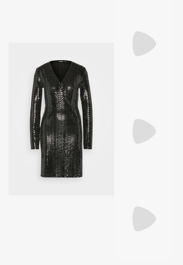 Pieces PCSIDDY WRAP DRESS - Robe en jersey - black/silver; Chaussure slingback en cuir verni noir avec un bout pointu, un petit talon carré et un détail en métal argenté à l'avant.; Sac à main en satin beige en forme de demi-lune avec une chaîne en argent scintillante et des détails à franges. Texture lisse avec un design minimaliste.; Boucles d'oreilles en argent présentant un design en cascade avec plusieurs rangées de strass scintillants, des pointes effilées et de délicates nuances de chaîne.