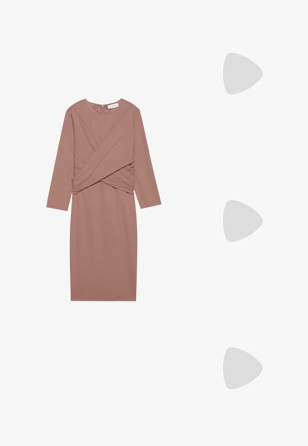 Langärmliges Wickelkleid aus einem weichen, gedeckten rosa Stoff. Verfügt über einen runden Ausschnitt und einen Reißverschluss im Rücken. Glatte Textur und enganliegende Silhouette.; Slingback-Pumps aus weichem beigem Wildleder, mit spitzer Zehenform, schlankem Absatz und verstellbarem Knöchelriemen mit einer runden Schnalle.; Beige Tragetasche aus strukturiertem Kunstleder mit doppelten Griffen und goldenen Hardware-Akzenten. Das Design zeichnet sich durch ein geteilter Vorderbereich aus.; Silberne Creolen mit polierter Oberfläche, die kleine goldene Akzentdetails und eine runde Form aufweisen, am Ohrläppchen getragen.
