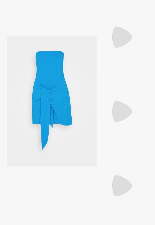 NA-KD BASMA BADA BANDEAU TIE DETAIL MINI DRESS - Cocktailjurk - blue; Lichtblauwe haksandalen, gemaakt van glad rubber, met een sculpturaal ontwerp van golvende banden en een stevige hak.; Zwarte cat-eye zonnebril met donkergrijze lenzen, slank plastic frame, puntige hoeken en rechte pootjes. Geen zichtbare hardware of accenten.; Metaalblauwe clutch met geplooid ontwerp en een schouderriem. De gladde textuur en gegatherde details benadrukken de unieke vorm.