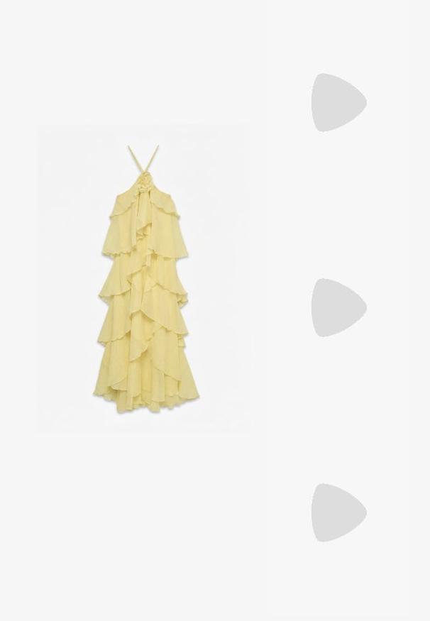Lysegul ærmeløs kjole med flere lag flæser og tynde skulderstropper, med et blomstermotiv ved halsudskæringen.; Guldfarvede hæle-sandaler med en strappy design, firkantet blokhæl og justerbar ankelrem med spænde. Glat tekstur.; Lille cremefarvet håndtaske med topstrop, knudedetalje og guldkæde-charme på en ensfarvet lys baggrund.; Rhinestone stjerne øreringe med dryppende frynsedetaljer, præget af sølvfarve og en blank, reflekterende overflade. Stjernedesign med detaljeret udformning.