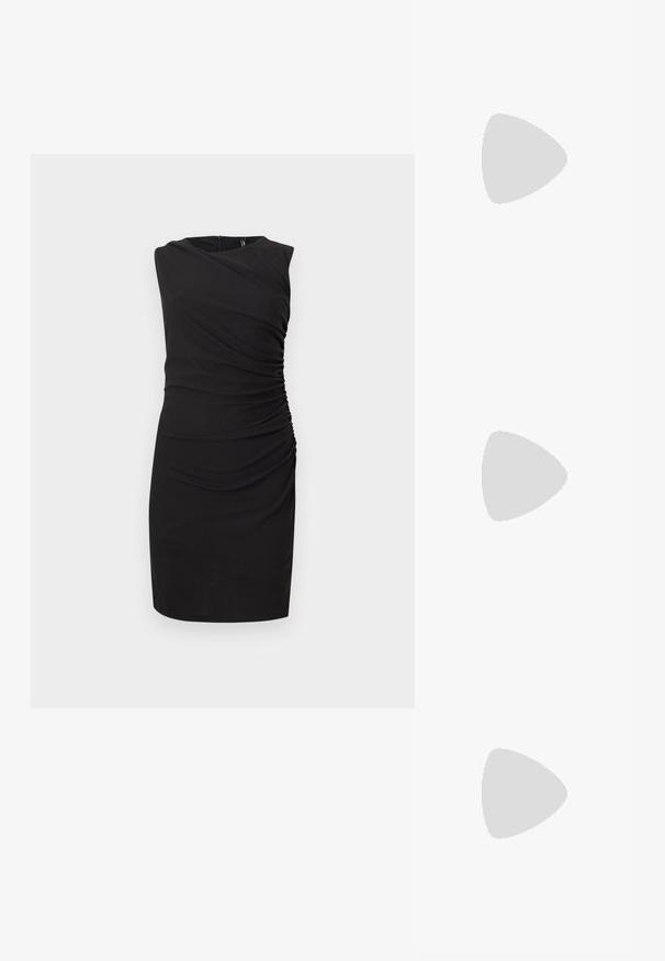 Vestido negro sin mangas hasta la rodilla con escote asimétrico y detalle fruncido en un lado, silueta ajustada sobre un fondo liso.; Simmi London DALA - Tacones - black; Bolso negro con forma redondeada, hecho de material suave. Cuenta con un asa suave y arrugada y una correa de cadena de metal para mayor versatilidad.; Pendientes en forma de corazón plateados que presentan piedras claras facetadas, con un marco texturizado. El conjunto incluye estilos de perno y tipo gota.
