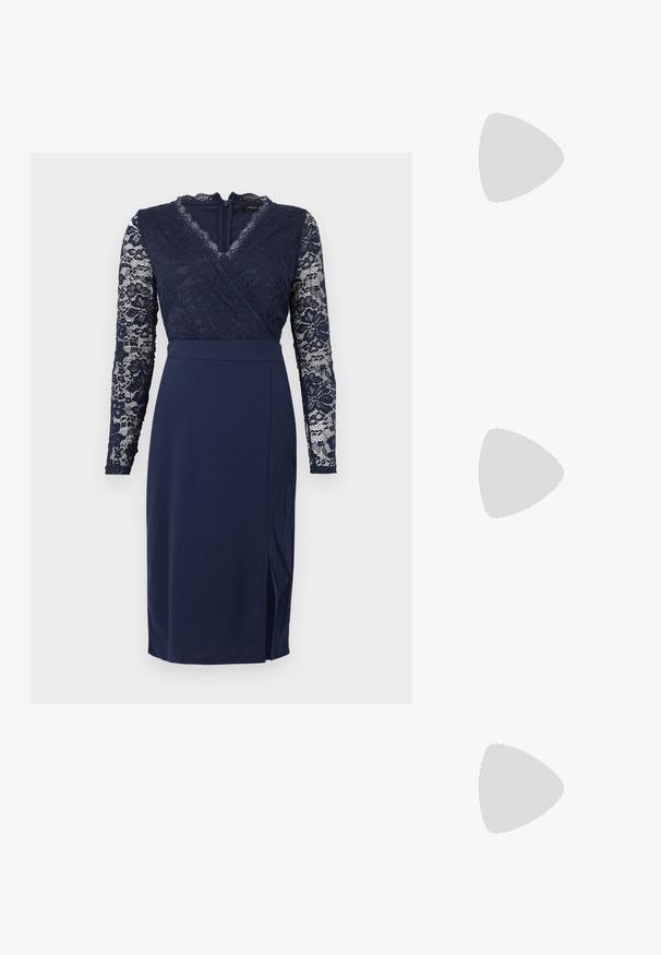 Marineblauwe midi-jurk met lange kanten mouwen, kanten overslag-top, V-halslijn, getailleerde taille en zijsplit.; ALDO CRERIDE PILLOW WALK - Sandalen - beige; Beige gepatineerd leren clutch met een gouden kettinghengsel, met een envelopontwerp en een spitse klepsluiting. Gladde textuur overal.; Oorringen in goudkleurige slangvorm, versierd met kleine heldere kristallen op een eenvoudige lichte achtergrond.