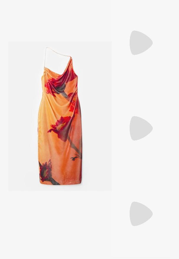 Robe en satin avec un motif floral vibrant orange, présentant une bretelle avec un accent de chaîne et une silhouette drapée.; Sandale compensée noire avec un bout ouvert et un dessus en tissu courbé avec une finition texturée. Le talon compensé mesure environ 8 cm de hauteur.; Sac à main en osier noir en forme de coquille Saint-Jacques avec un dessus courbé et une texture tressée sur un fond uni.; Bracelet en laiton plaqué or présentant trois bandes ondulées et lisses avec des extrémités arrondies. Le design est minimaliste et sans couture avec une finition polie.