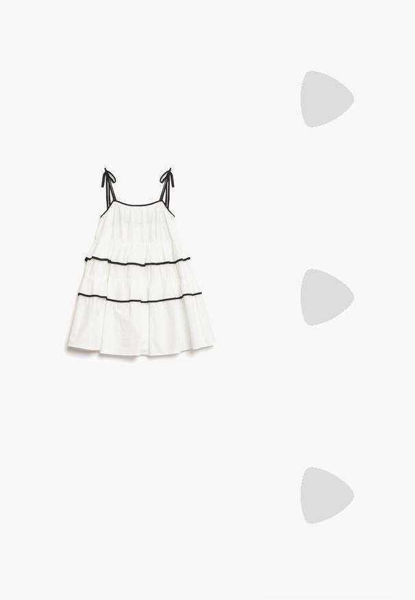Hvid lagdelt kjole med sort kant, der har justerbare spaghetti-stropper og en samlet bodice. Let stof med et flydende design.; Hvide syntetiske flade sko med mesh-struktur, spidse tå og en sidesnor med en rund detalje. Lav hæl og fleksibel sål.; Mørkebrun ruskind skuldertaske med guldfarvet hardware, frontlynlåse, brandet plade og aftagelig lang rem mod hvid baggrund.; Gul hoop ørestikker med en struktureret, uregelmæssig form. Har en sømløs lukning og en poleret overfladefinish, der fremhæver et moderne design.