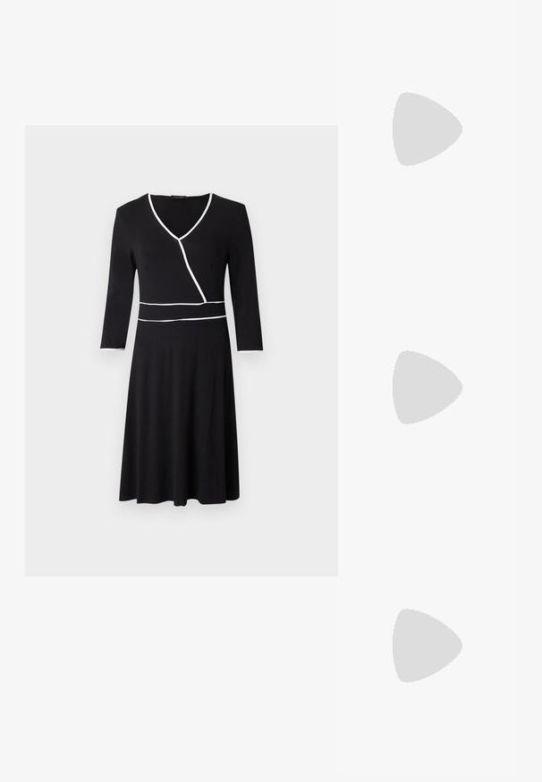 Robe noire à manches trois-quarts, col en V, avec des accents de passepoil blanc autour de la poitrine et de la taille, dotée d'une jupe évasée.; Chaussures à talons en métal doré avec un bout arrondi, une sangle de cheville et un talon bloc. Texture lisse avec une finition brillante et un design à sangles croisées.; Porte-monnaie noir en daim avec une finition texturée, doté d'une chaîne dorée et d'un design épuré et angulaire.; Boucles d'oreilles en métal doré avec un design ondulé ; surface lisse et réfléchissante ; forme asymétrique ; sans motifs ni éléments visibles.