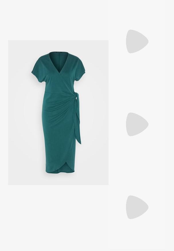 Monki Jerseykleid - green; Knöchelhohe weiße Gummistiefel mit einer robusten Sohle und elastischen seitlichen Einsätzen. Verfügt über Zuglaschen an der Oberseite für leichteres Anziehen. Glatte Textur.; Weiche, cremefarbene Leder-Clutch mit gerafftem Design und einem dünnen Schulterriemen, der vorne auf einem schlichten Hintergrund liegt.; Silberne Creolen mit glänzender Oberfläche, die eine kreisrunde Form haben und mit einem schwenkbaren Verschluss ausgestattet sind. Glatte Textur mit minimalen Details.