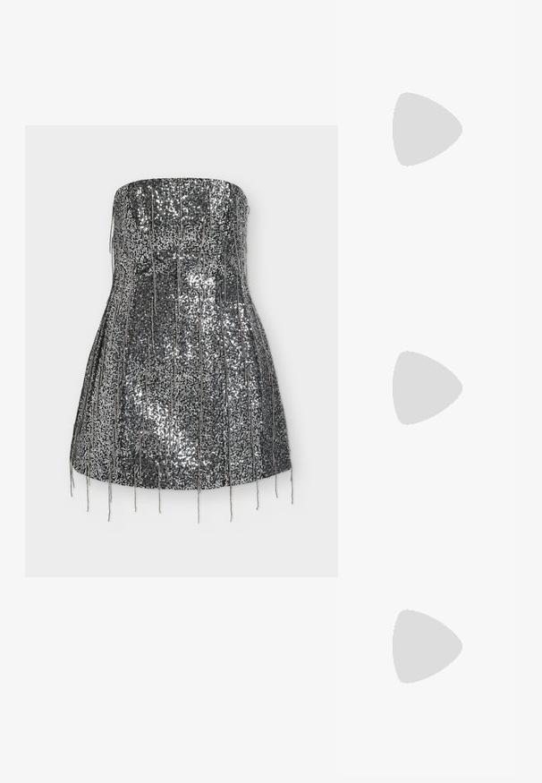 Silbernes, paillettenbesetztes, trägerloses Kleid mit ausgestellt geschnittener Silhouette, das hängende metallische Fransen und eine glatte, glänzende Textur aufweist.; Schwarze Lackleder-Slingback-Pumps mit einer spitzen Zehenpartie, schlankem Design und schmalem Stiletto-Absatz. Glatte Textur, minimale Verzierungen.; Rechteckige silberne Clutch mit erhabenen ovalen Mustern auf der Vorderseite und einer silbernen Kette, die an einer Ecke auf einem einfarbigen Hintergrund liegt.; Ein Paar polierter, silberner, mondförmiger Creolen mit einer glatten, reflektierenden Oberfläche auf einem weißen Hintergrund.