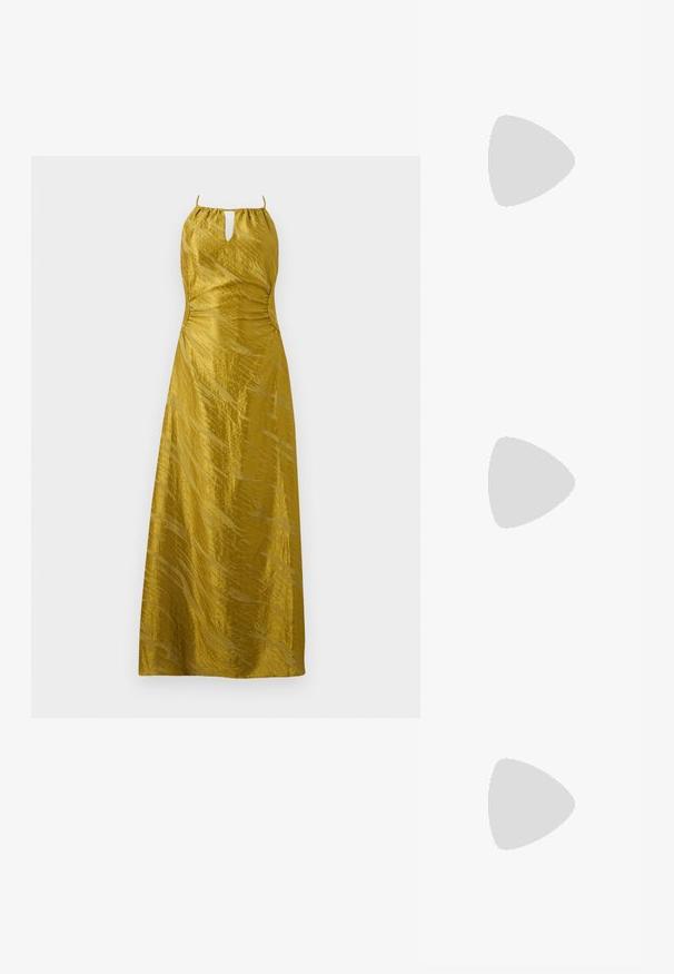 Vestido largo de satén amarillo mostaza con tirantes finos, escote frontal con abertura en forma de ojo de cerradura y un sutil patrón texturizado.; Sandalia de tacón alto con tiras en ante verde oliva, puntera puntiaguda, suela negra y correa ajustable en el tobillo. Presenta un diseño superior de tiras entrelazadas.; Bolso de mano cubierto de pétalos de tela burdeos con un marco metálico dorado y una correa corta de cadena dorada, mostrado sobre un fondo liso.; Par de pendientes de aro de metal en tono dorado pulido, de forma irregular y con centro abierto, sobre un fondo blanco liso.