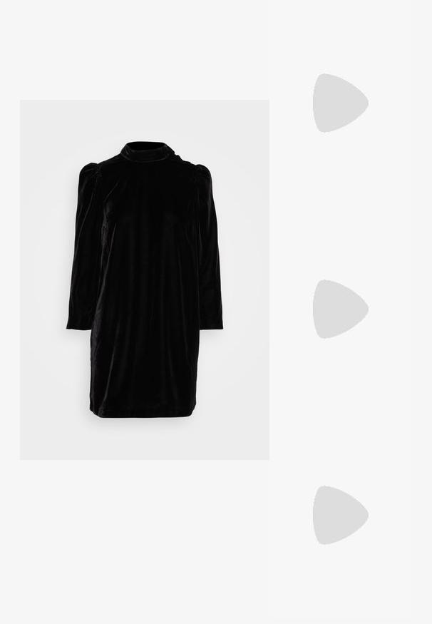 GAP MINI DRESS - Cocktailkjole / festkjole - black; Sort, skinnende læder ankelstøvle med kraftig høj hæl og trækketap, præsenteret på en træoverflade med en baggrund af højt grønt græs.; Sort faux læder tote taske med to solide håndtag og guld hardware, kombineret med en lille quilted sort clutch med kædestrop.; Sølvfarvede hoop øreringe med en glat, rund form og en poleret overflade. Begge øreringe er i samme størrelse og har en sikker lukke mekanisme.