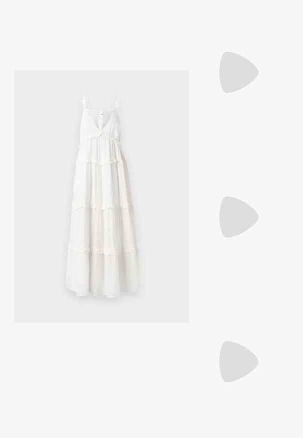 Robe maxi blanche avec un décolleté en V profond, des fines bretelles et des volants superposés le long de l'ourlet. Fabriquée en tissu léger et fluide pour le confort.; Sandales plates brunes avec plusieurs brides, ornées de clous dorés et d'une sangle à boucle au niveau de la cheville. Semelle lisse avec un design minimaliste.; Sac seau en paille tissée avec une base large, un sommet étroit et une bandoulière en cuir marron ajustable.; Paire de boucles d'oreilles créoles en or de taille moyenne avec un design texturé et perlé sur un fond clair uni.