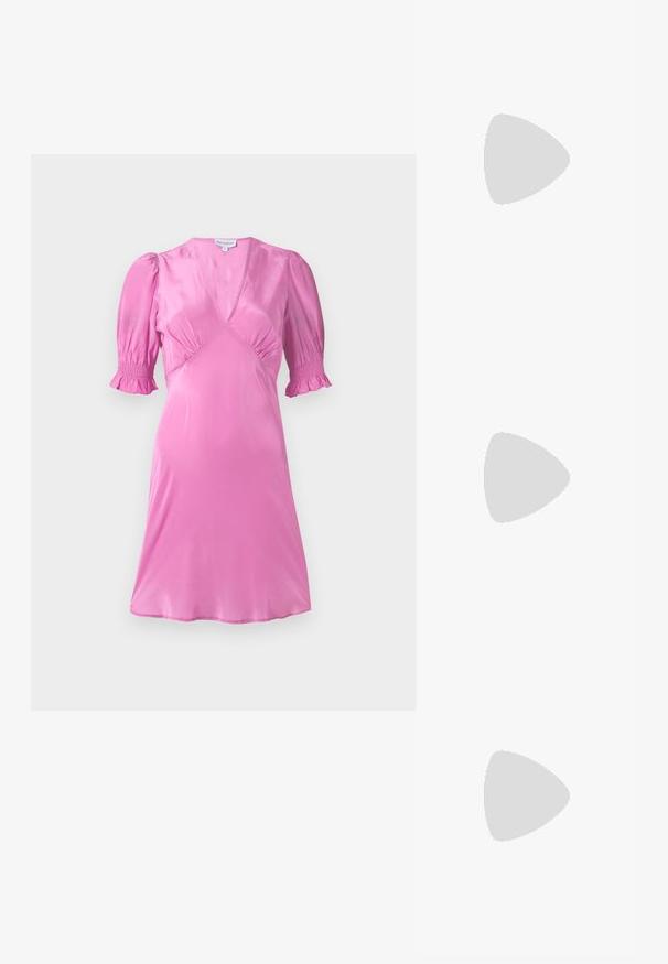 Vestido de satén rosa con mangas cortas abullonadas, escote en V y detalles fruncidos en el busto y los dobladillos de las mangas. Textura suave y brillante.; Sandalias de tacón de charol rosa con punta cuadrada, tiras estrechas y un tacón geométrico cuadrado. Presenta un detalle de hebilla en la tira.; Bolso de mano de lentejuelas rosas con un asa circular dorada y un logo con acentos en negro que presenta una "M". La textura es brillante y reflectante.; Pendientes de oro rosa con grandes cristales rosas con un grabado intrincado, complementados por pequeñas piedras decorativas transparentes.