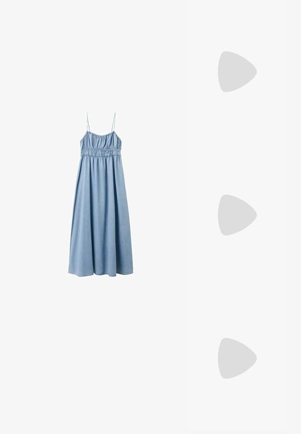 Lichtblauwe mouwloze maxi-jurk met dunne bandjes, gerimpelde elastische taille en vloeiende rok op witte achtergrond.; Enkele blauwe teenslipper met gestructureerde zool en Y-vormige band, zijaanzicht op een effen witte achtergrond.; Rode vierkante zonnebril met bruin getinte lenzen. Dikke, glanzende monturen en slanke armen met kleine details aan de zijkant voor visuele interesse.; Gehaakte draagtas met brede schouderbanden in horizontale strepen van bruin, lichtblauw, donkerbruin en beige.