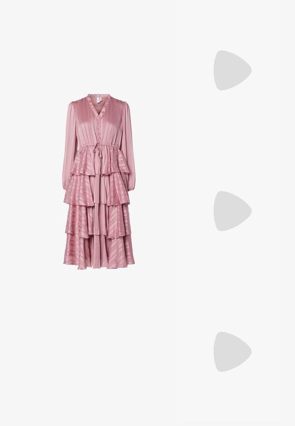 Largo vestido rosa con escote en V, cuello con volantes, cierre de botones, diseño de capas en niveles y rayas verticales en un material ligero.; Chanclas de color rosa claro con un detalle texturizado de flor en la tira y un tacón pequeño. Material suave y diseño abierto.; Bolso sintético blanco con dos bolsillos delanteros, cada uno con un detalle de lazo atado. Textura suave, asas redondeadas y cierre de cremallera.; Pendientes en forma de estrella con strass y detalles de flecos en cascada, con un tono plateado y una superficie brillante y reflectante. Forma de estrella con un diseño intrincado.