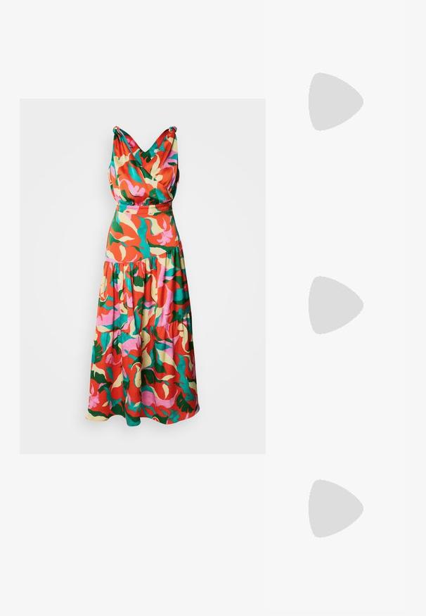 Robe florale multicolore aux teintes de rouge, rose, vert et jaune, avec un buste drapé en V et une jupe à volants.; Mules à plateforme blanches avec une finition lisse, un design ouvert à l'avant et un talon épais. Présentent une couture supérieure subtile et une semelle contrastante.; Pochette en cuir souple couleur crème avec un design froncé et une fine bandoulière reposant à l’avant sur un fond uni.; Boucles d'oreilles en argent au design minimaliste. Forme circulaire, texture lisse et profil fin. Légères avec une finition polie.