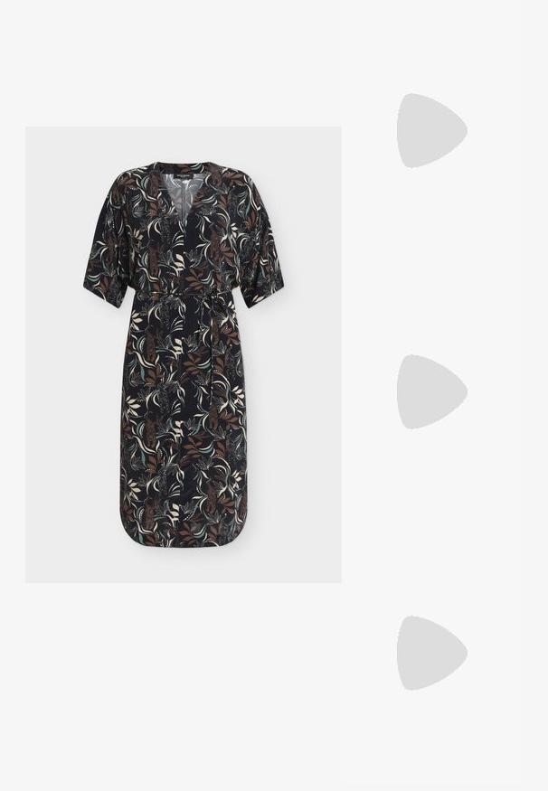 Schwarzes knielanges Kleid mit kurzen Ärmeln, V-Ausschnitt, Taillengürtel und mehrfarbigen abstrakten Blatt- und Blumenmustern in Braun, Creme und Grün.; Beige Ballerinas mit spitzem Zeh, einer Überlagerung aus Netzdesign und einem seitlichen Schnallenriemen. Flache Sohle mit glatter Textur.; Schwarze gewebte Bucket-Bag mit einem verstellbaren Schulterriemen und einem glatten Lederbesatz oben, mit dem Branding "SAMSØE SAMSØE."; Ohrhänger in Goldoptik mit drei unregelmäßigen, glatten, abgerundeten Segmenten, die vertikal auf einem schlichten, hellen Hintergrund gestapelt sind.