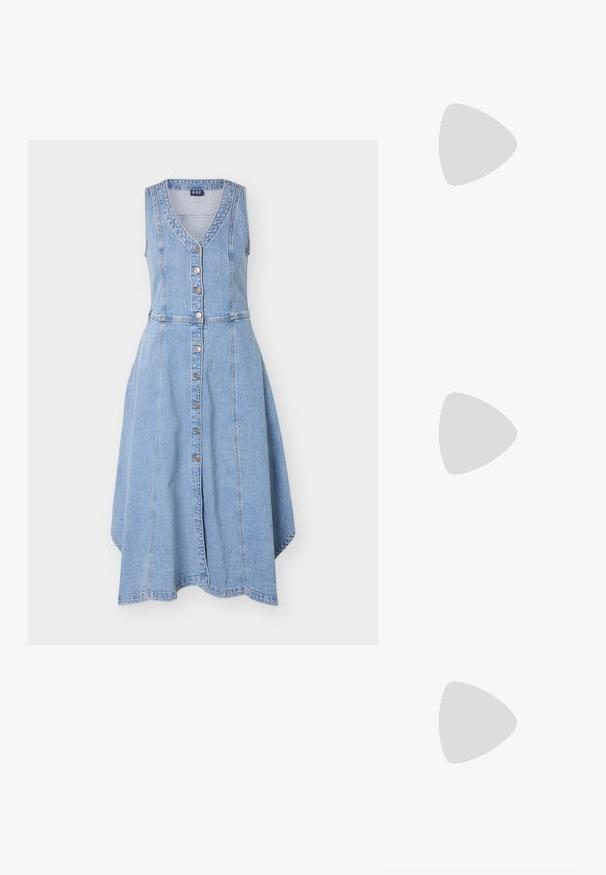 Ærmeløs lyseblå denimkjole med V-hals, frontknapper, tætsiddende talje og A-formet nederdel med syninger.; Høj, mørkebrun læderstøvle med spids tå og stablet blokhæl, vist fra siden på en ensfarvet baggrund.; Bordeaux håndtaske lavet af glansfuldt materiale, rektangulær form, med to skulderremme og subtile buede detaljer på forsiden.; Sølvfarvede metaloorringe med glat, let buet overflade og låsemekanisme på en ensfarvet hvid baggrund.