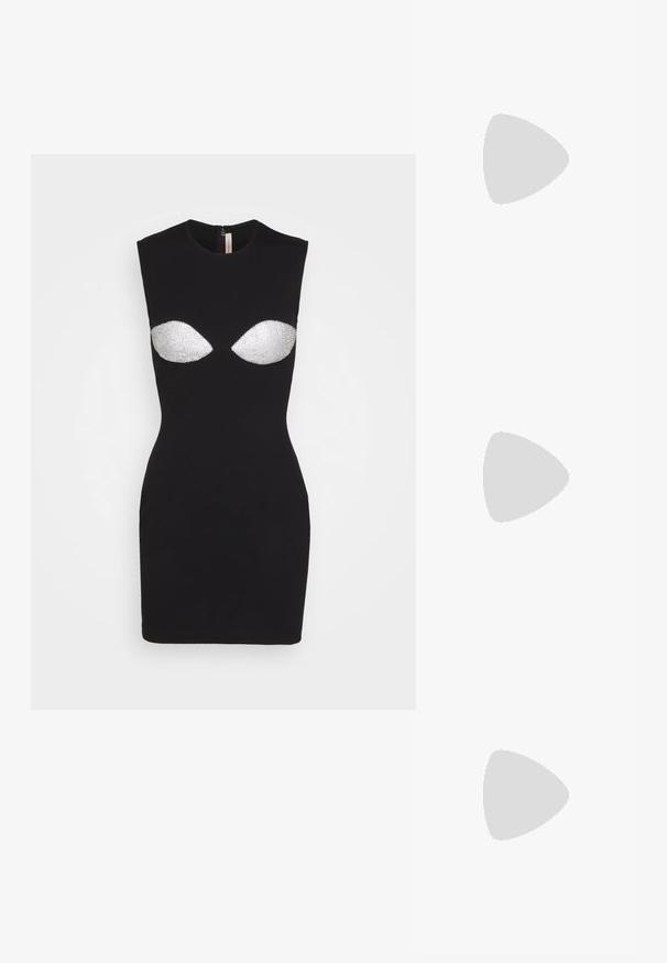 Christopher Kane BODYCON BUST DRESS - Vestido ligero - black; Zapato de tacón alto de charol negro con punta afilada, correa en el tobillo y ancho tacón bloque para mayor estabilidad, con una textura suave y brillante.; Bolso de cuero negro con un asa redondeada, cremallera plateada, ribete de piel de oveja blanca, y un largo borlón crema unido a la parte delantera.; Pendientes de aro entrelazados en oro y plata con acabados suaves y brillantes; cuentan con un cierre de presión para un uso seguro.