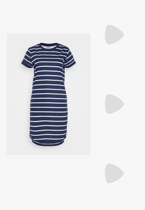 Navyblauw t-shirtjurk met witte horizontale strepen, korte mouwen, ronde hals en licht gebogen zoom. Zacht katoenmateriaal.; Zwarte hoge hakken met een gestructureerde zool, voorzien van twee zilveren gespen, gele stiksels en een lus aan de achterkant voor gemakkelijk aan- en uittrekken.; Zwarte leren handtas met een gestructureerde vorm, een gladde textuur en een enkele schouderband. Heeft een subtiele, afgeronde klepontwerp.; Gouden metalen ringoorbellen met een vierkante vorm, gladde randen en een gepolijste afwerking, die het licht weerkaatsen met een glanzend oppervlak.