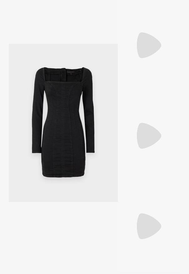 Robes noires à manches longues avec encolure carrée, design ajusté et texture semblable à celle du denim, présentant des coutures verticales sur le devant.; Bottes en cuir verni noir jusqu'au genou avec un bout pointu, des accents en métal doré et un talon épais. Surface lisse et brillante avec un minimum de détails.; Sac à main noir brillant avec une silhouette incurvée, deux poignées et une plaque logo à l'avant. Fermeture éclair et accents en matériel brillant.; Paire de boucles d'oreilles créoles dorées avec un petit détail boucle ton argent sur chaque, exposées sur fond gris clair.