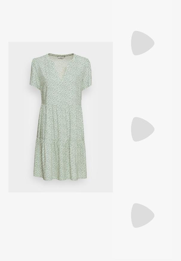 Kort grøn kjole med korte ærmer, V-udskæring og lagdelt nederdel. Den har et hvidt bladmønster i hele stoffet.; Sorte lædersandaler med et korsremdesign, justerbar spænde og en tekstureret sål med riller for bedre greb.; Sorte katteøje solbriller med mørkegrå linser, slankt plastisk stel, spidse hjørner og lige stænger. Ingen synlig hardware eller dekorationer.; Pieces PCALUANA SHOULDER BAG - Håndtasker - black