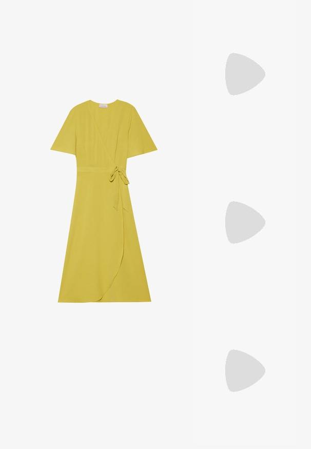 Gelbes Wickelkleid mit kurzen Ärmeln, Bindegürtel in der Taille und fließendem Saum. Hergestellt aus einem weichen, strukturierten Stoff.; Beige Lackleder-High-Heel-Pumps mit spitzen Zehen, Knöchelriemen und dicker Absatzhöhe. Glatte Textur mit minimalen Steppdetails.; Weiche, cremefarbene Leder-Clutch mit gerafftem Design und einem dünnen Schulterriemen, der vorne auf einem schlichten Hintergrund liegt.; Goldschmuckset mit einer mehrschichtigen Halskette und einem Tropfenanhänger sowie passenden Ohrsteckern, alles in einem polierten Finish.