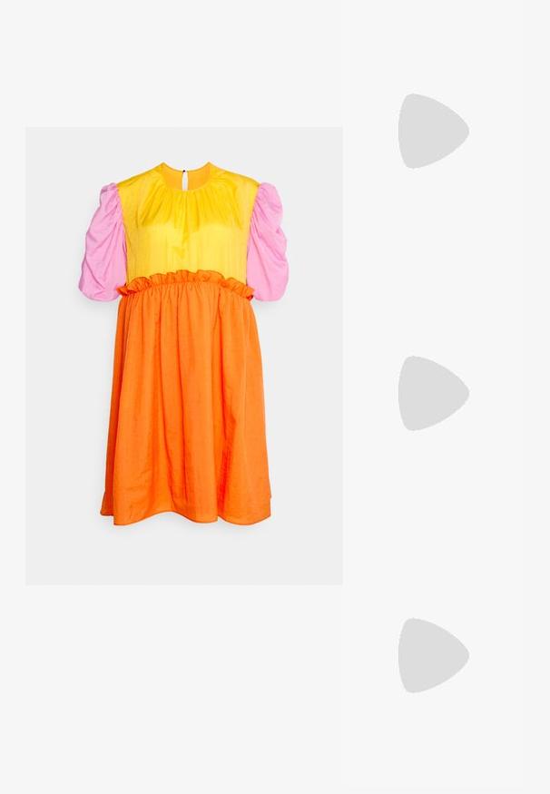 Brogger EXCLUSIVE ADA DRESS - Φόρεμα ημέρας - orange; Χρυσές σάνταλες με τακούνι, με υφή και πτυχές, που διαθέτουν έντονη λεπτομέρεια σε φιόγκο. Ιμάντας γύρω από τον αστράγαλο με ρυθμιζόμενη αγκράφα, μέτριο τετράγωνο τακούνι.; Δομημένη τσάντα χειρός με σατινέ φινίρισμα, σε κρεμ χρώμα, με λουράκι ώμου αλυσίδα. Διαθέτει επίπεδη, λεία υφή και καθαρές ραφές.; Ζεύγος γυαλιστερών σκουλαρικιών με χρυσό τόνο, παχιά κρίκοι με ελαφρώς οβάλ, χοντρό σχέδιο και κλιπς με μεντεσέ, σε λευκό φόντο.