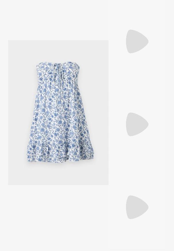 Hvid skulderløs kjole med blåt blomsterprint, rynket kant og snørredetalje foran, designet til en løs, flydende pasform.; Sorte sandaler i imiteret krokodillelærred med to justerbare spænder. Tykt sål og åben tå design. Struktureret overflade og flad form.; Sort læderhåndtaske med en rundet form, dekoreret med sølvnitter, og et kort håndtag. Glat tekstur og lynlåslukning.; Sølvstjernede øreringe med en poleret, blank overflade. Hver ørering har fem spidser og subtile teksturdetaljer på overfladen.