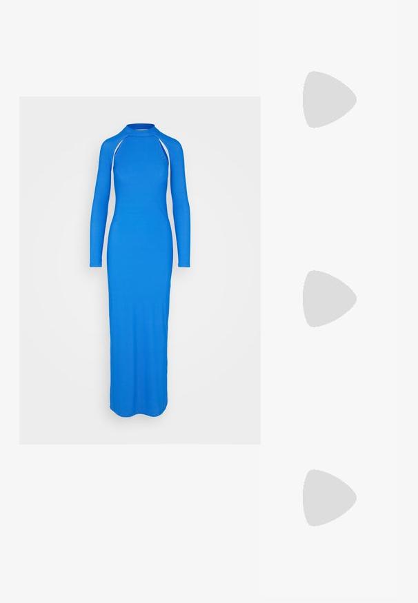 Vero Moda VMJOANN MAXI SLIT DRESS 2-IN-1 - Vestido largo - turkish sea; Sandalia blanca de tacón alto con tiras en el tobillo y dedo abierto, con una hebilla dorada fina y tacón de aguja delgado.; Bolso de mano negro y plateado con una superficie texturizada que presenta un patrón de diamante, un asa anudada y una forma estructurada.; Pendientes de gota de cristal con un acabado en tono plateado, adornados con múltiples piedras recortadas en forma rectangular y cuadrada dispuestas en filas en cascada.